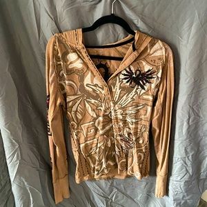 Tan top with nice detail embroidered in black. Few pink gemstones